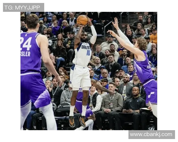 东契奇假投真传 海斯心领神会空接暴扣