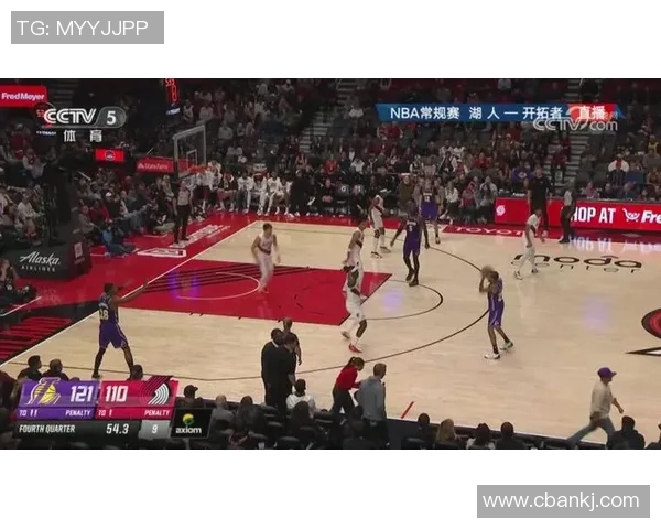 无缝衔接！詹姆斯先助攻艾顿空接暴扣 再助攻斯玛特空切抛投