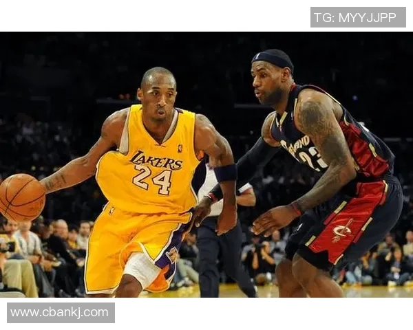 赛季场均20+5+5次数：詹姆斯23次 哈登11次 科比10次